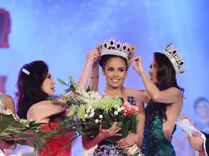 Megan Young being crowned Miss World Philippines 2013.